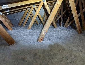 Zateplení stropu novostavby ubytovacího zařízení pomocí foukané izolace